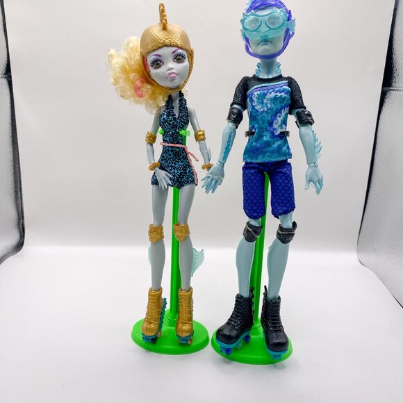 Monster High Wheel Love 2-Pack – Lagoona Blue & Gill Webber – Complete w/ Stands - Picture 4 of 6